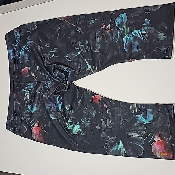 Lucy Studio Hatha Capri Leggings Black Tropical Print Size XL - Picture 3 of 9